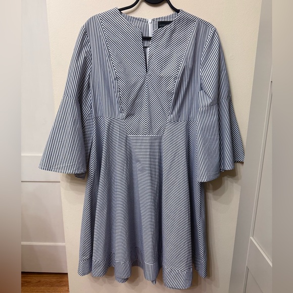 Anthropologie / 6 / Adria Moss Poplin Bell-Sleeved Dress / Feminine / Spring - Picture 4 of 12